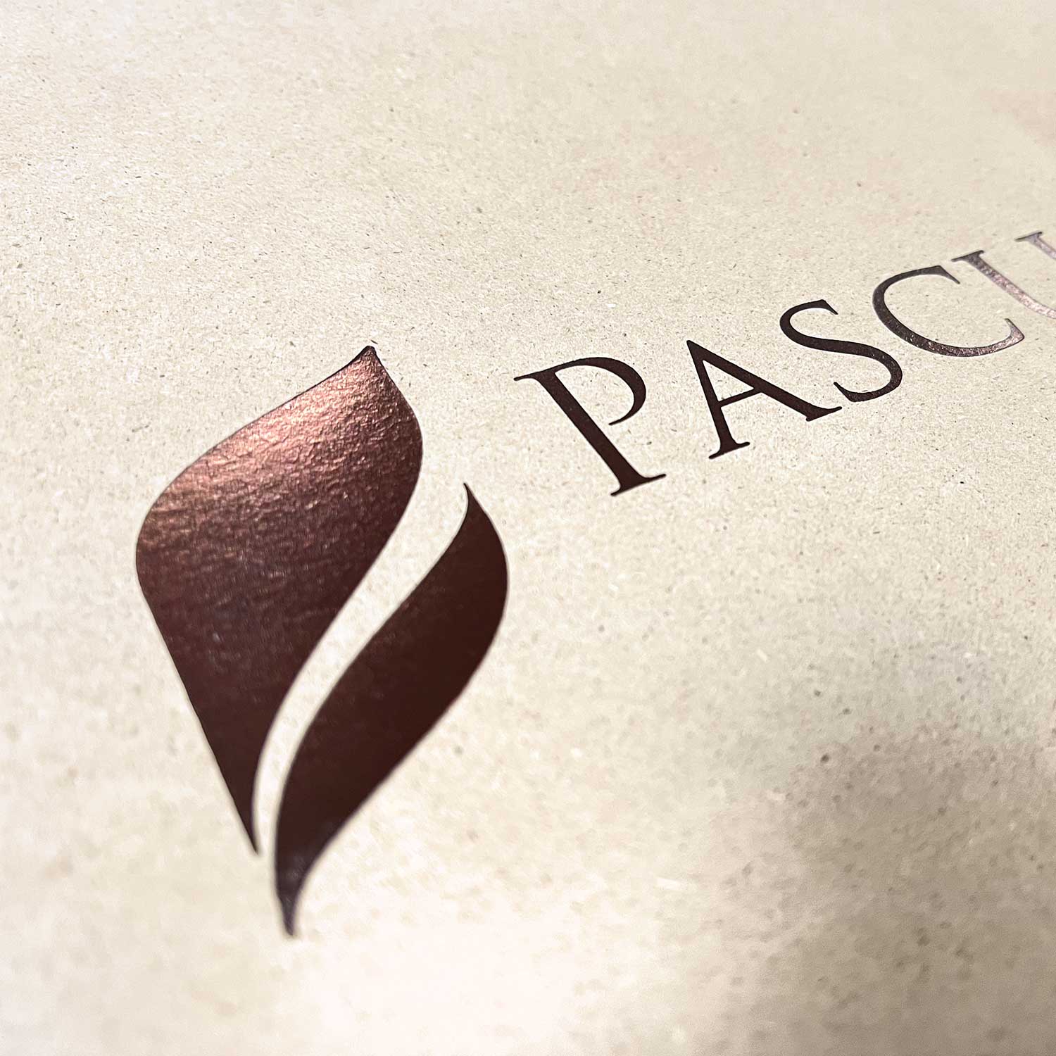 Pascuali Graspapier-Taschen mit bronzefarbenem Logo